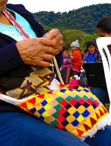 Mujeres indígenas tejiendo